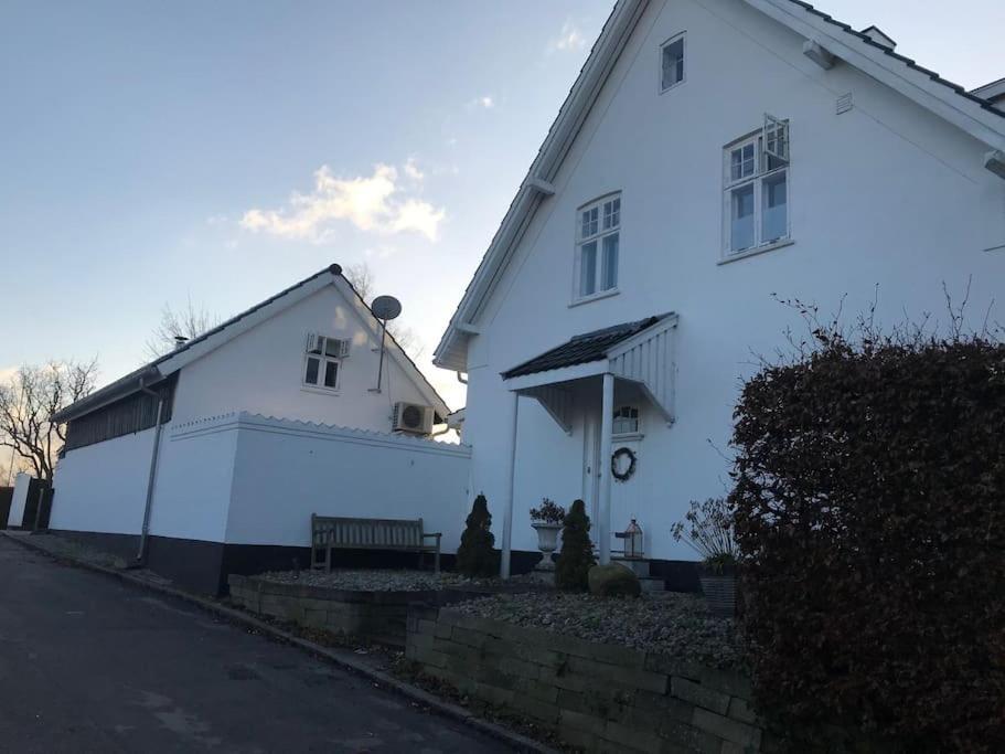 Cozy, Quiet Guest House Perfect For Business Or Pleasure ヒレレズ エクステリア 写真